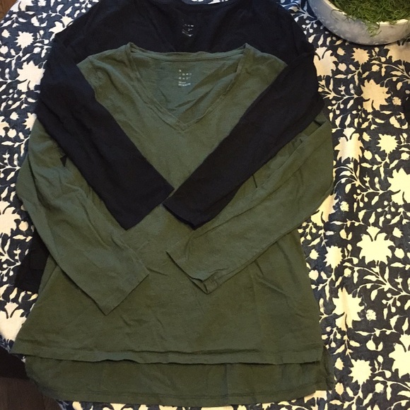$10-2 long sleeve v neck tee shirts - Picture 1 of 6